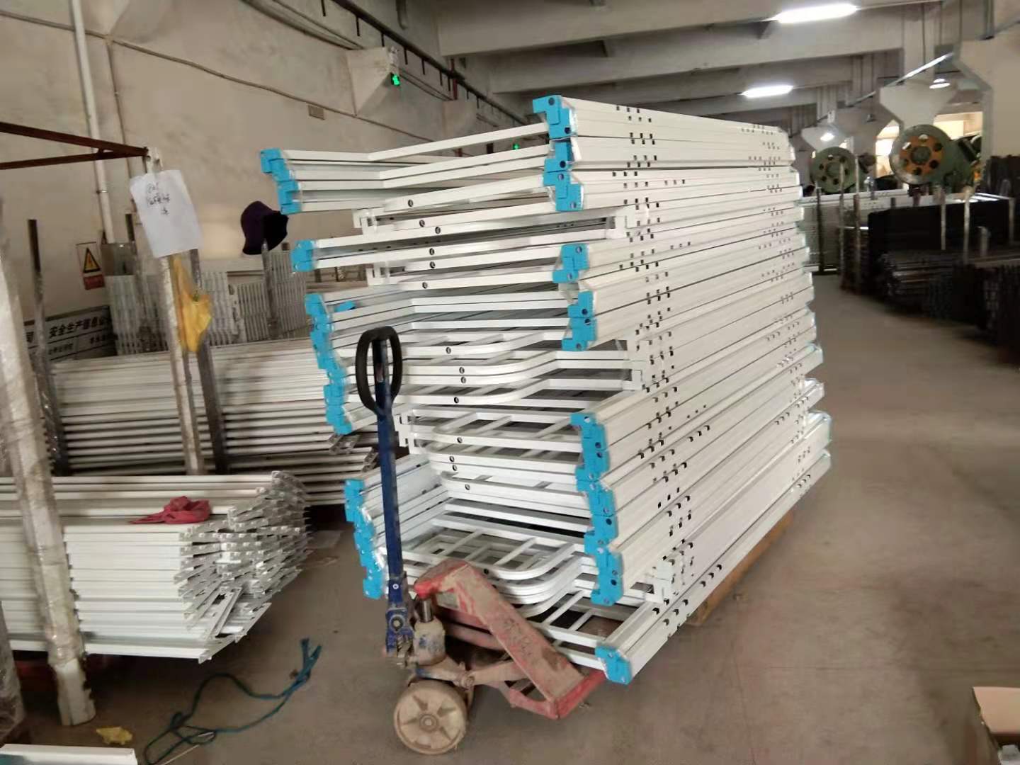 署假之際，我們正在做學校宿舍雙層鐵床！